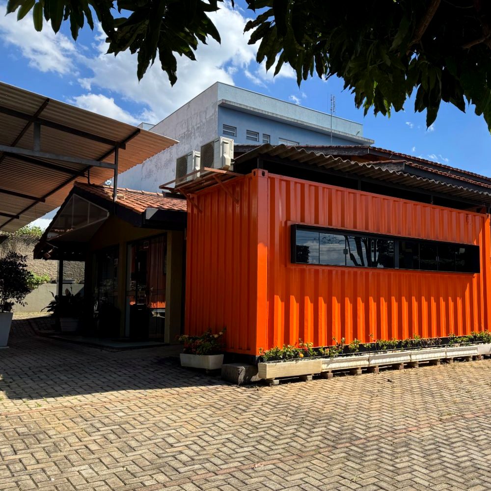 Fachada do escritório da Agência Mesa8: um contentor laranja com a cor da marca